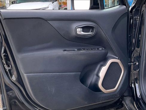 Used 2016 Jeep Renegade Latitude image 21