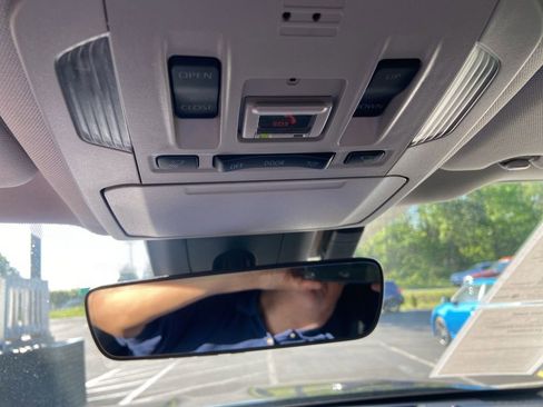 Used 2021 Toyota Highlander XLE AWD/4WD image 38