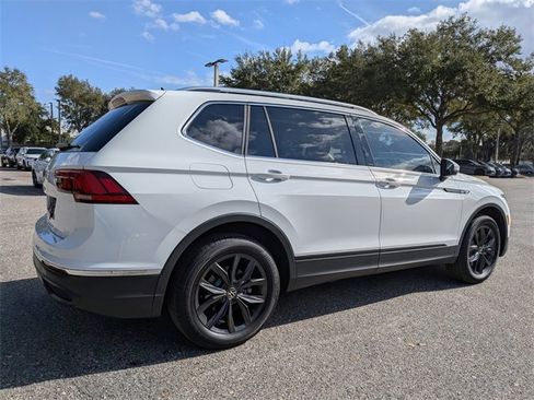 Certified 2024 Volkswagen Tiguan SE image 3
