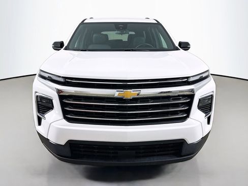 Used 2025 Chevrolet Traverse LT image 2