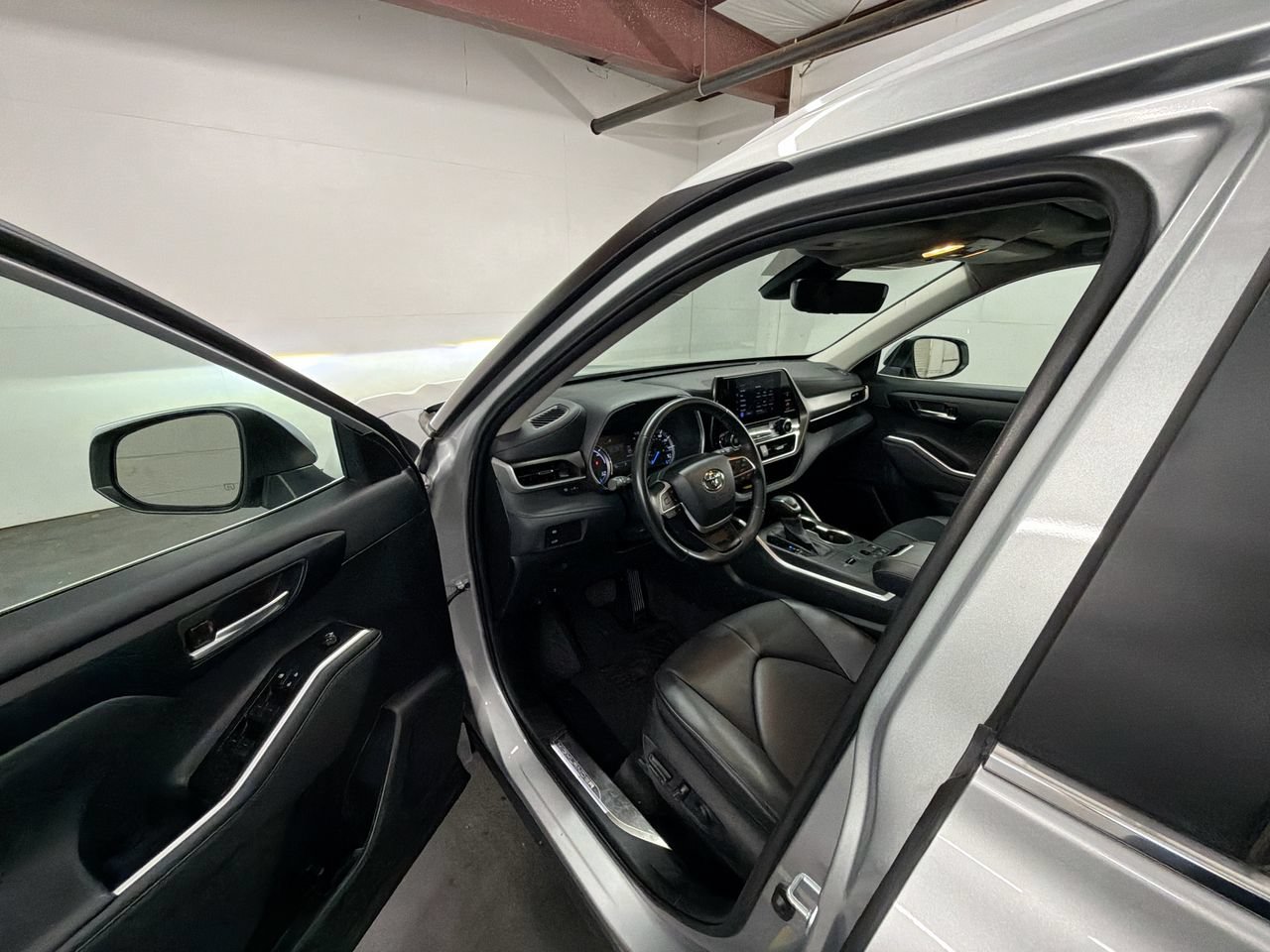 Used 2023 Toyota Highlander XLE FWD image 10