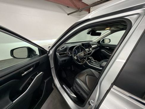 Used 2023 Toyota Highlander XLE FWD image 10