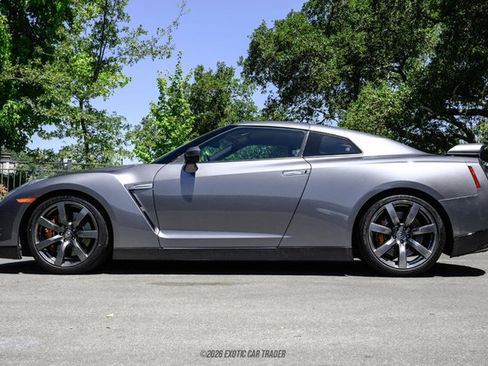 Used 2011 Nissan GT-R Premium AWD/4WD image 3