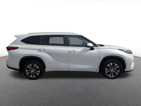 Used 2023 Toyota Highlander XLE image 2