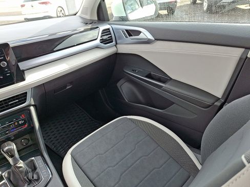 Used 2025 Volkswagen Taos SE image 12