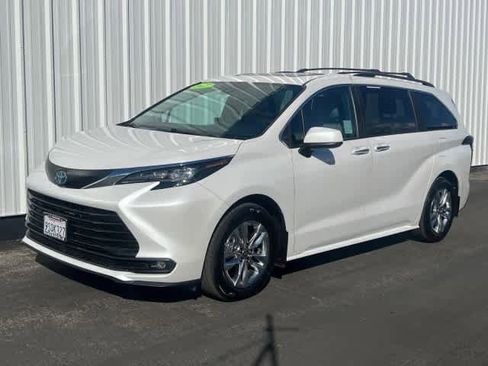 Used 2025 Toyota Sienna XLE w/ XLE Plus Package image 1