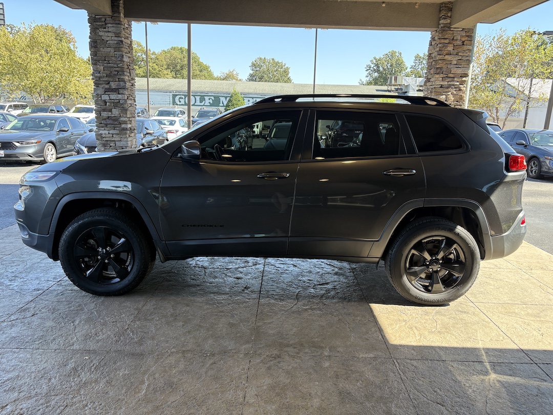 Used 2016 Jeep Cherokee Latitude w/ Cold Weather Group AWD/4WD image 9