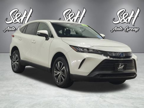 Used 2022 Toyota Venza LE image 2