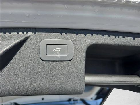 Used 2025 Land Rover Discovery Sport S image 13