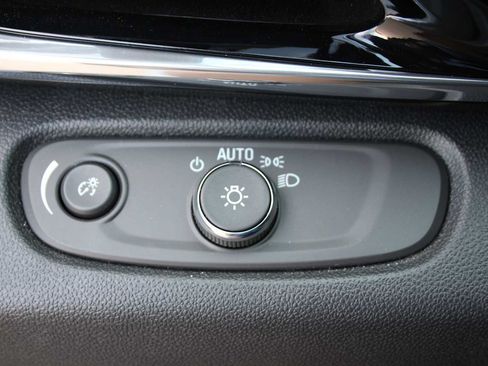 Used 2025 Buick Envista Sport Touring w/ Convenience I Package FWD image 33