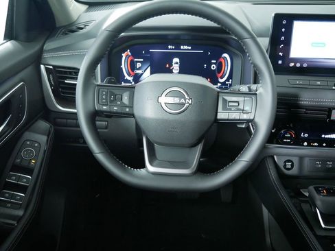 Used 2025 Nissan Rogue Platinum image 16