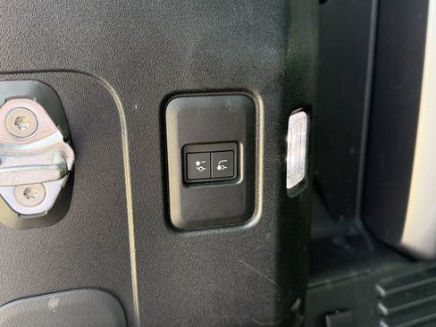 Used 2023 Land Rover Defender 110 X-Dynamic SE AWD/4WD image 34