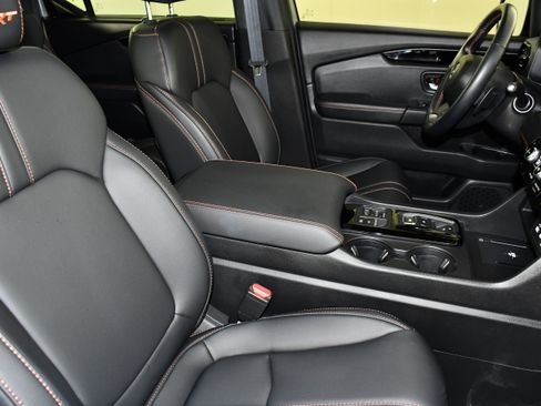 Used 2025 Honda Pilot TrailSport image 44