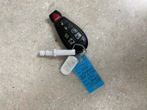 Used 2015 Chrysler Town & Country Touring-L image 24