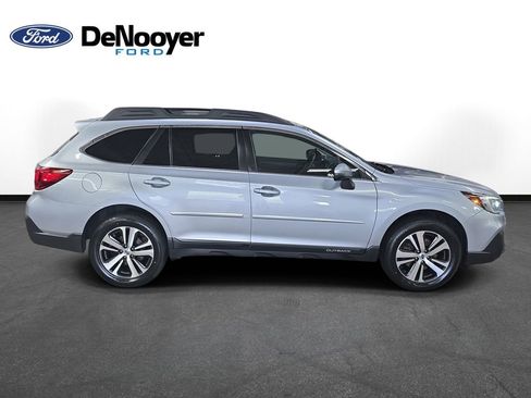 Used 2018 Subaru Outback 2.5i Limited AWD/4WD image 6