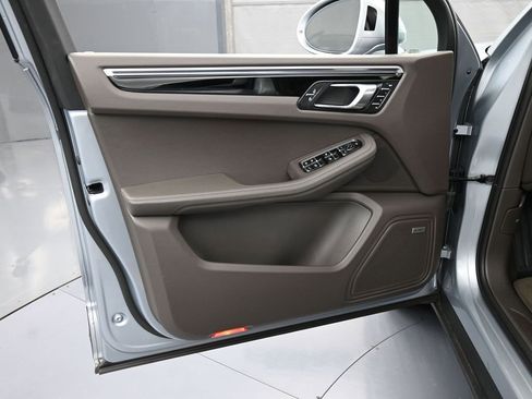 Certified 2022 Porsche Macan image 15