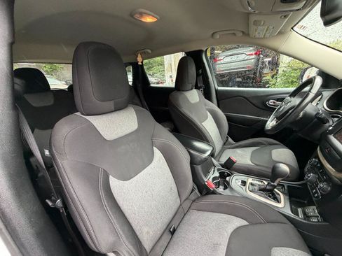 Used 2014 Jeep Cherokee Latitude w/ Comfort/Convenience Group FWD image 34