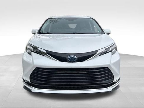 Used 2023 Toyota Sienna XLE AWD/4WD image 8