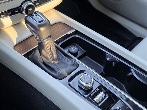 Used 2021 Volvo XC60 T5 Momentum w/ Premium Package image 16