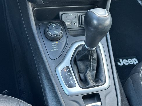 Used 2018 Jeep Cherokee Latitude Plus w/ Comfort/Convenience Group image 21