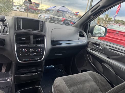 Used 2018 Dodge Grand Caravan SE image 4