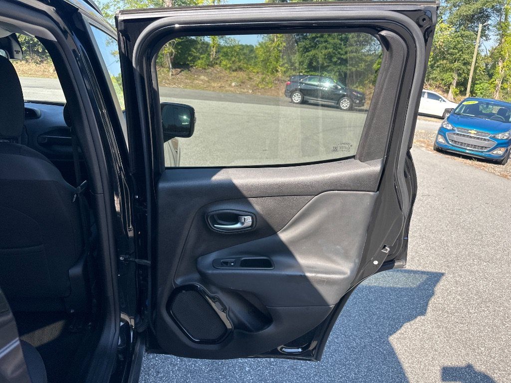 Used 2017 Jeep Renegade Altitude FWD image 17