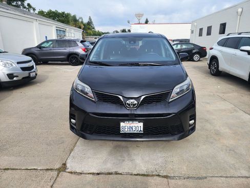 Used 2018 Toyota Sienna SE FWD image 7