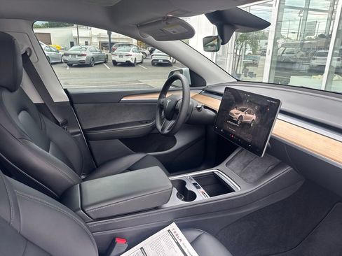 Used 2024 Tesla Model Y Long Range AWD/4WD image 6