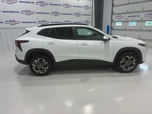 Used 2025 Chevrolet Trax LT FWD image 7