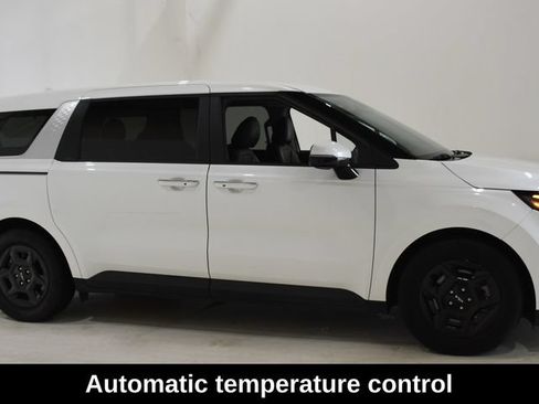 Used 2025 Kia Carnival FWD image 3