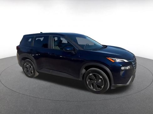 Used 2025 Nissan Rogue SV image 2