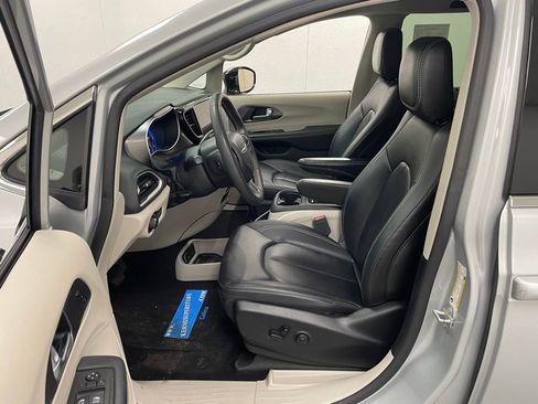 Used 2024 Chrysler Pacifica Touring-L image 19
