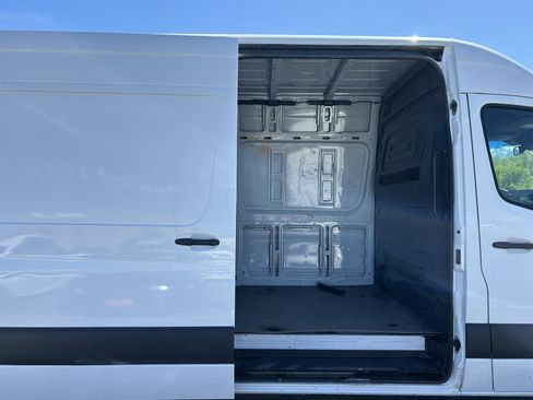 Used 2022 Mercedes-Benz Sprinter 2500 image 6