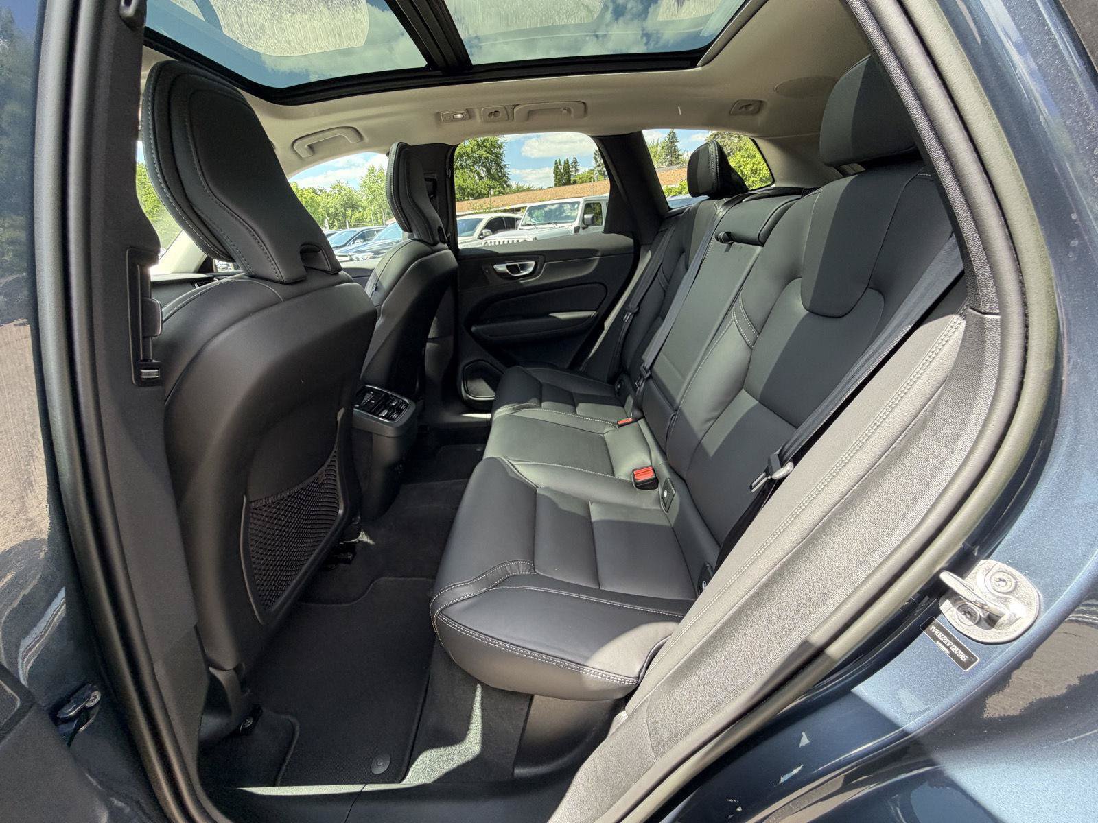 Used 2023 Volvo XC60 B6 Ultimate w/ Climate Package AWD/4WD image 24