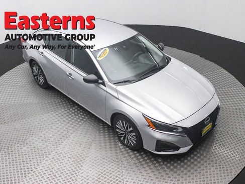 Used 2024 Nissan Altima 2.5 SV FWD image 3
