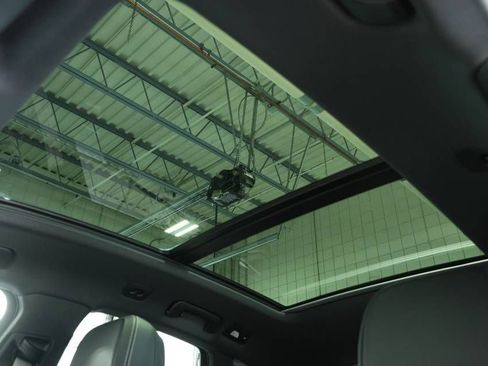 Certified 2025 Porsche Macan image 36