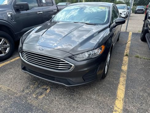 Used 2019 Ford Fusion SE FWD image 1