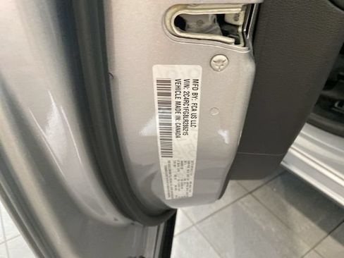 Used 2020 Chrysler Pacifica Touring w/ S Appearance Package FWD image 33