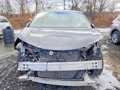 Used 2025 Toyota Sienna XLE FWD image 2