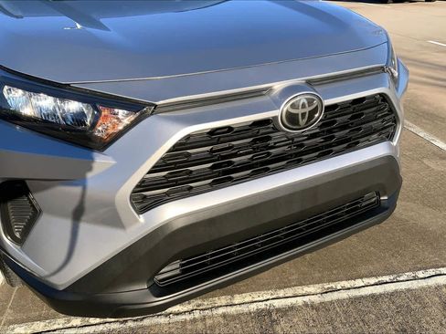 Used 2020 Toyota RAV4 LE image 31