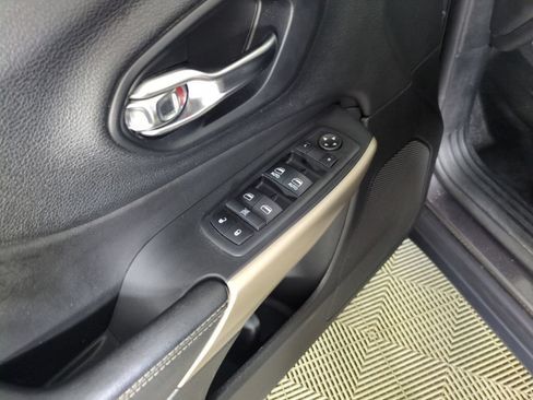 Used 2018 Jeep Cherokee Limited AWD/4WD image 13