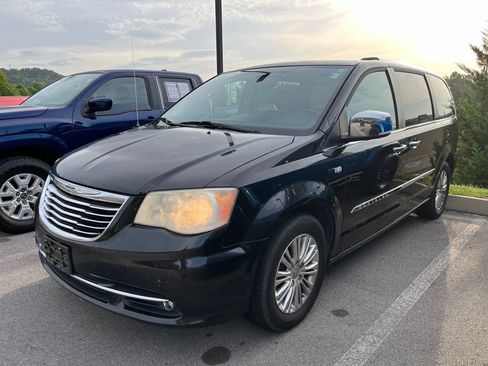 Used 2014 Chrysler Town & Country Touring-L FWD image 1