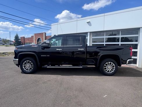 Used 2024 Chevrolet Silverado 2500 LTZ w/ LTZ Plus Package AWD/4WD image 2