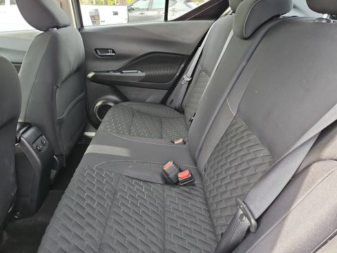 Used 2022 Nissan Kicks SV image 9