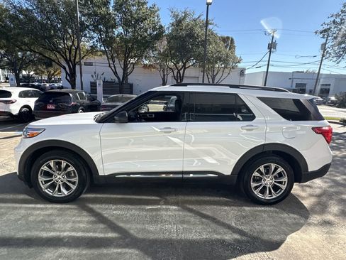 Used 2022 Ford Explorer XLT w/ Equipment Group 202A image 3