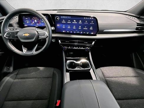 Used 2025 Chevrolet Traverse LT FWD image 16