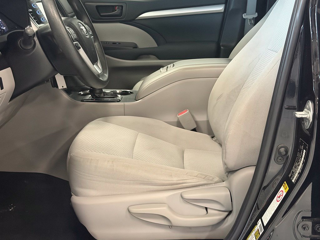 Used 2019 Toyota Highlander LE FWD image 12