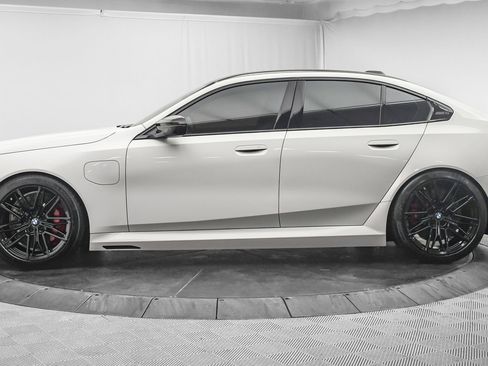 Used 2025 BMW M5 w/ Carbon Package image 4