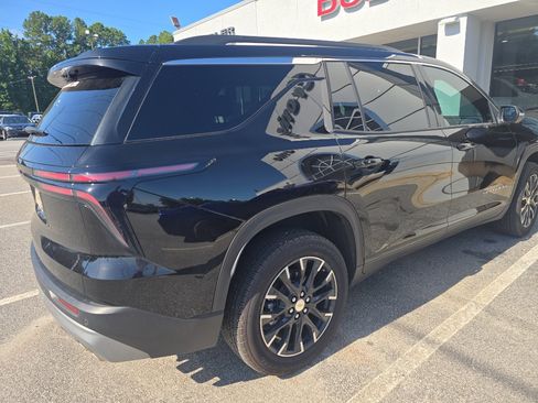 Used 2026 Chevrolet Traverse LT w/ Sun and Wheel Package FWD image 2