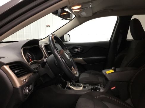 Used 2017 Jeep Cherokee Latitude w/ Safety/Convenience Group FWD image 5
